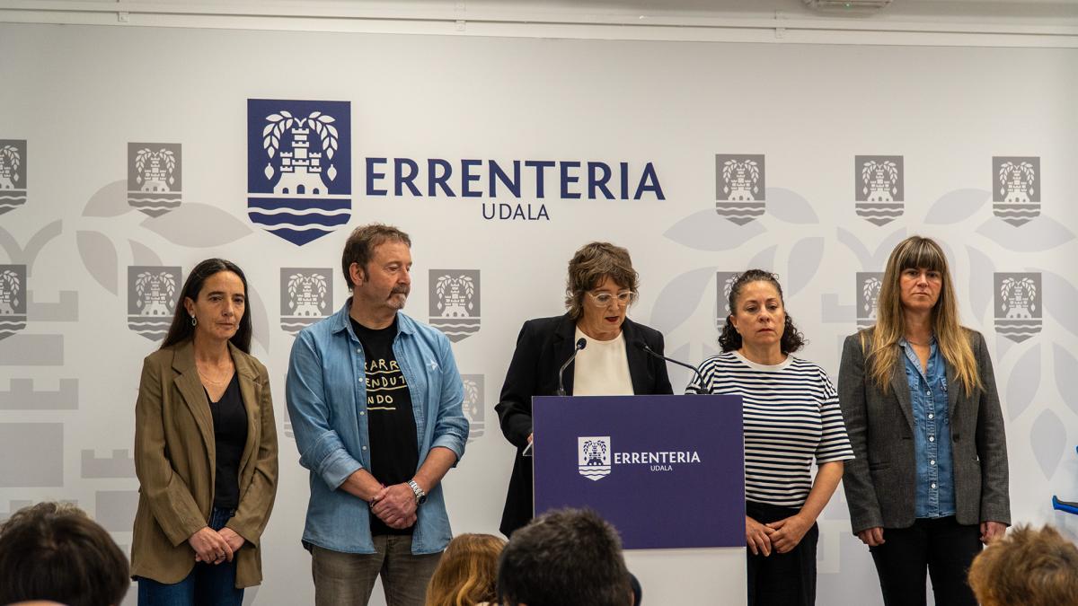 De izquierda a derecha: Itsaso Cruz, concejala de Igualdad; Bernar Lemos, portavoz de EH Bildu; Aizpea Otaegi, alcaldesa; Maite Gartzia, portavoz de Elkarrekin Podemos y concejala de Cultura; y Leire Mazizior, concejala de Política Lingüística Municipal / Errenteriako Udala