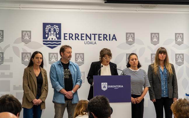 De izquierda a derecha: Itsaso Cruz, concejala de Igualdad; Bernar Lemos, portavoz de EH Bildu; Aizpea Otaegi, alcaldesa; Maite Gartzia, portavoz de Elkarrekin Podemos y concejala de Cultura; y Leire Mazizior, concejala de Política Lingüística Municipal / Errenteriako Udala