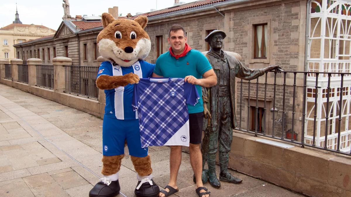 Presentación de la nueva camiseta festiva. Foto: Deportivo Alavés