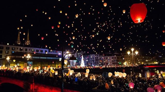 Suelta de farolillos en Baiona. Foto: Oficina de Turismo de Baiona