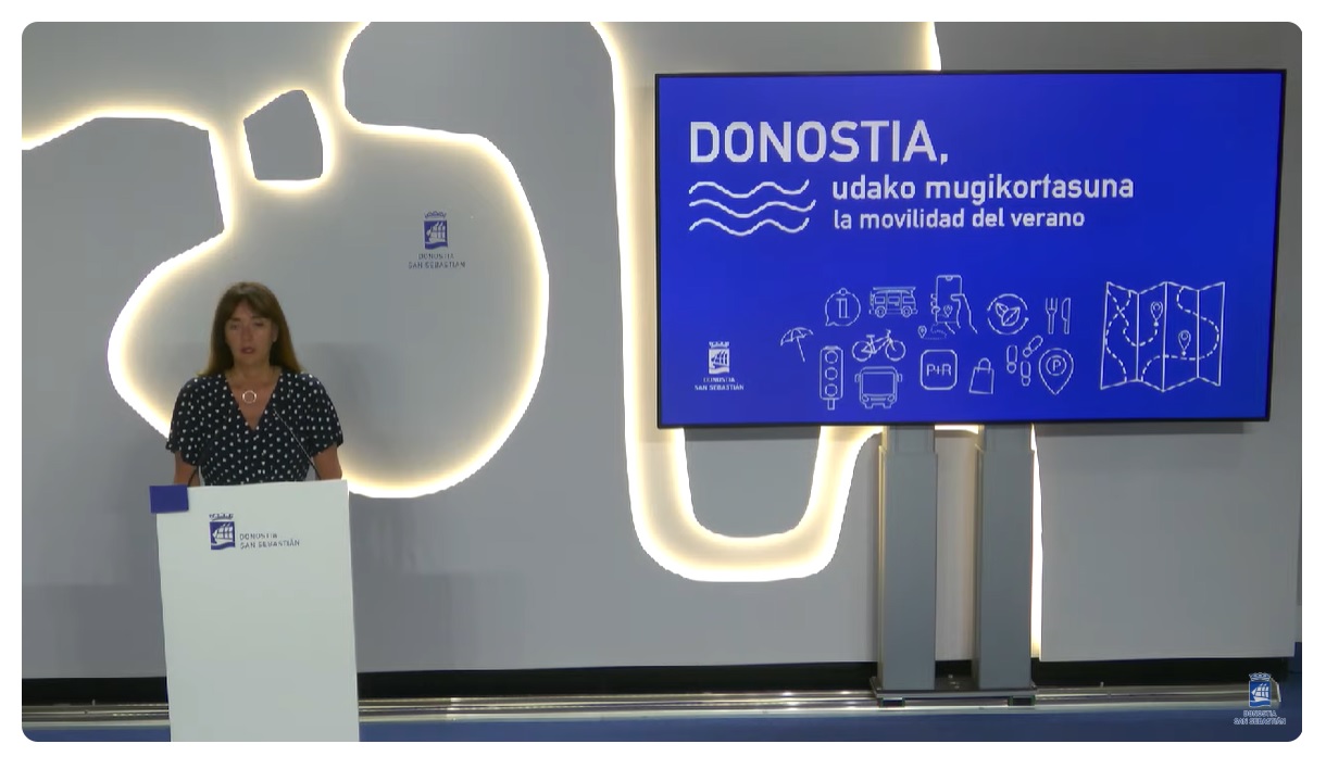 La concejal de Movilidad, Olatz Yarza, explica el Plan de Movilidad del verano de Donostia