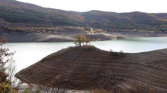Estado del embalse de Yesa hace meses. JAVIER BERGASA