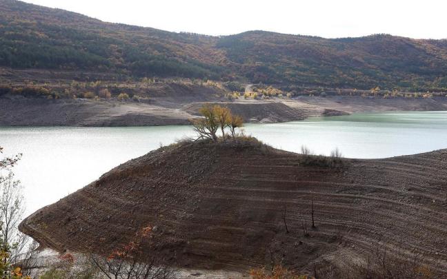 Estado del embalse de Yesa hace meses. JAVIER BERGASA
