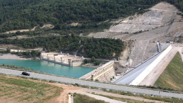 Vista de las obras de recrecimiento del pantano de Yesa, con los aliviaderos, en junio. Foto: Javier Bergasa