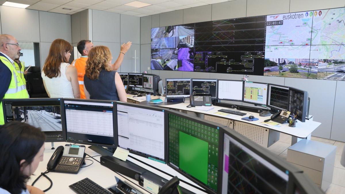 La consejera de Movilidad Sostenible, Susana García Chueca; la alcaldesa de Gasteiz, Maider Etxebarria y el director general de Euskotren, Javier Seoane, visitaron este martes las cocheras, talleres y puesto de mando del tranvía, en Ibaiondo / Noticias de Álava - Pilar Barco
