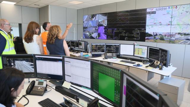 La consejera de Movilidad Sostenible, Susana García Chueca; la alcaldesa de Gasteiz, Maider Etxebarria y el director general de Euskotren, Javier Seoane, visitaron este martes las cocheras, talleres y puesto de mando del tranvía, en Ibaiondo / Noticias de Álava - Pilar Barco