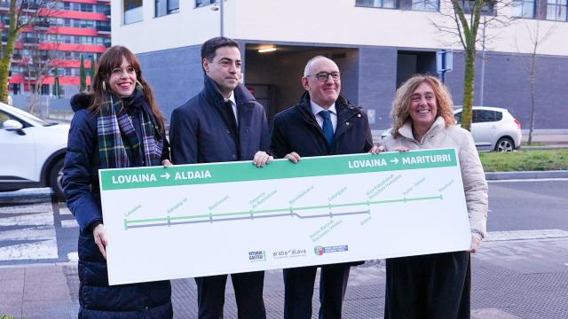 Maider Etxebarria; Imanol Pradales; Ramiro González y Susana García Chueca muestran el recorrido que tendrá el tranvía de Zabalgana Jorge Muñoz