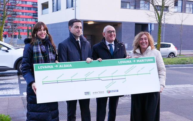 Maider Etxebarria; Imanol Pradales; Ramiro González y Susana García Chueca muestran el recorrido que tendrá el tranvía de Zabalgana Jorge Muñoz
