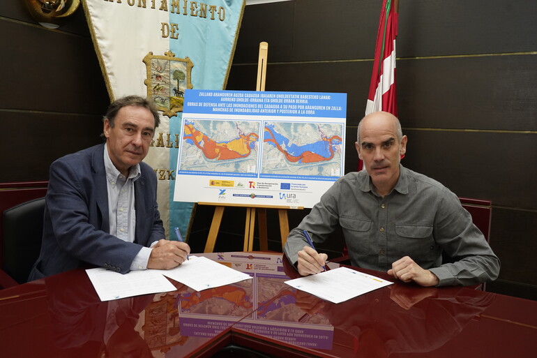 El director general de URA, Antonio Aiz, y el alcalde de Zalla, Unai Diego, firman el convenio. URA