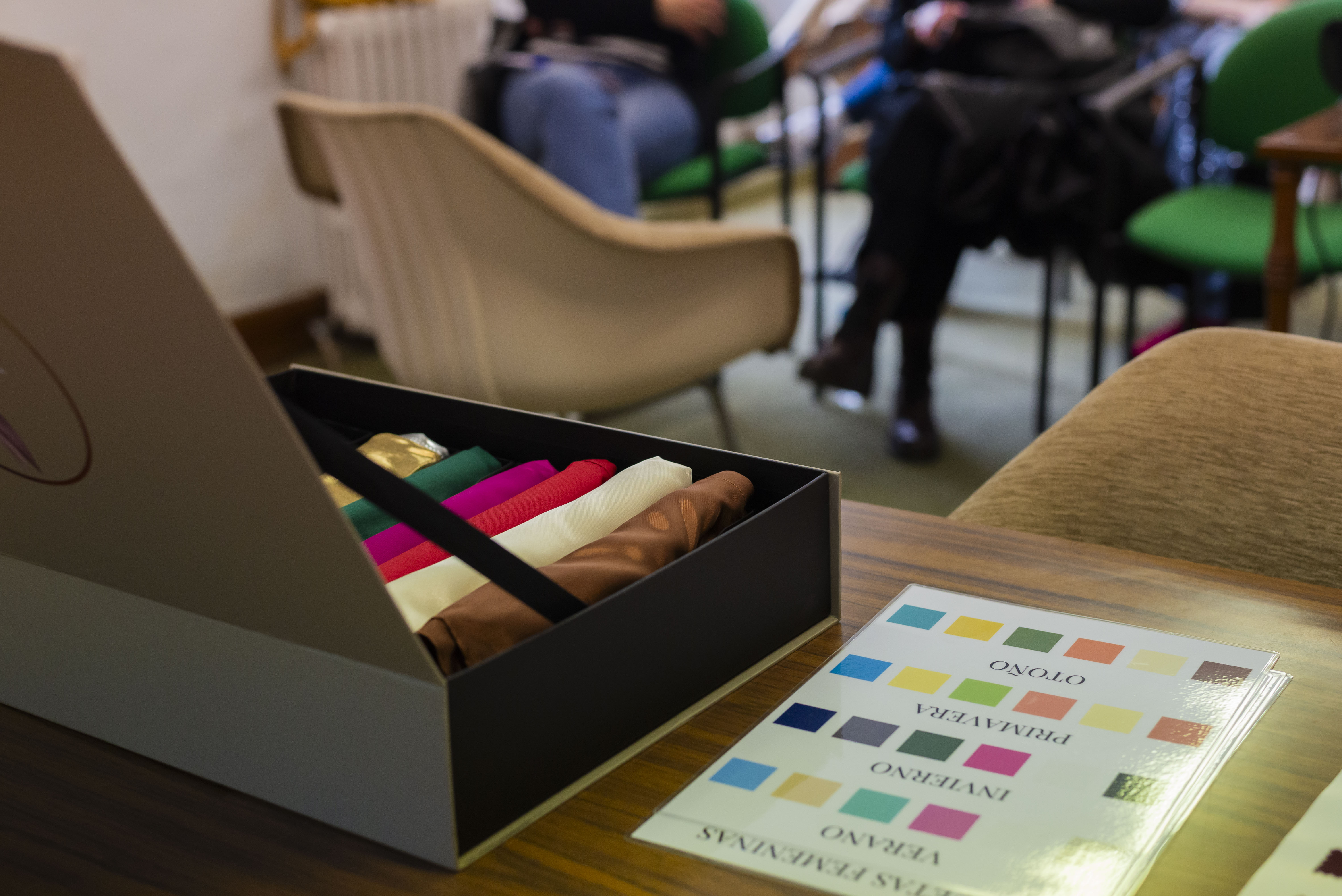 Materiales profesionales para el análisis de color que se utilizarán durante el taller de colorimetría en el edificio La Bolsa