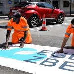Dos operarios instalando una señal de la ZBE en el acceso a la Gran Vía desde la plaza del Sagrado Corazón. OSKAR GONZÁLEZ