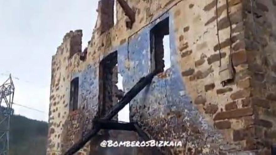 stado en el que ha quedado el inmueble tras el paso del fuego. BomberosBizkaia