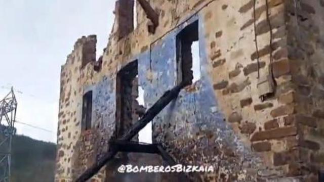 stado en el que ha quedado el inmueble tras el paso del fuego. BomberosBizkaia