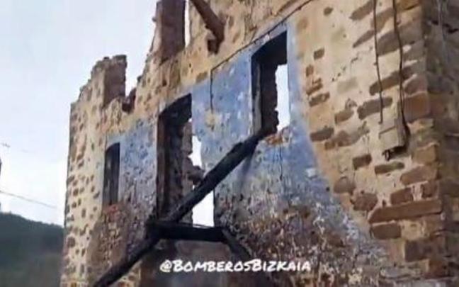 stado en el que ha quedado el inmueble tras el paso del fuego. BomberosBizkaia