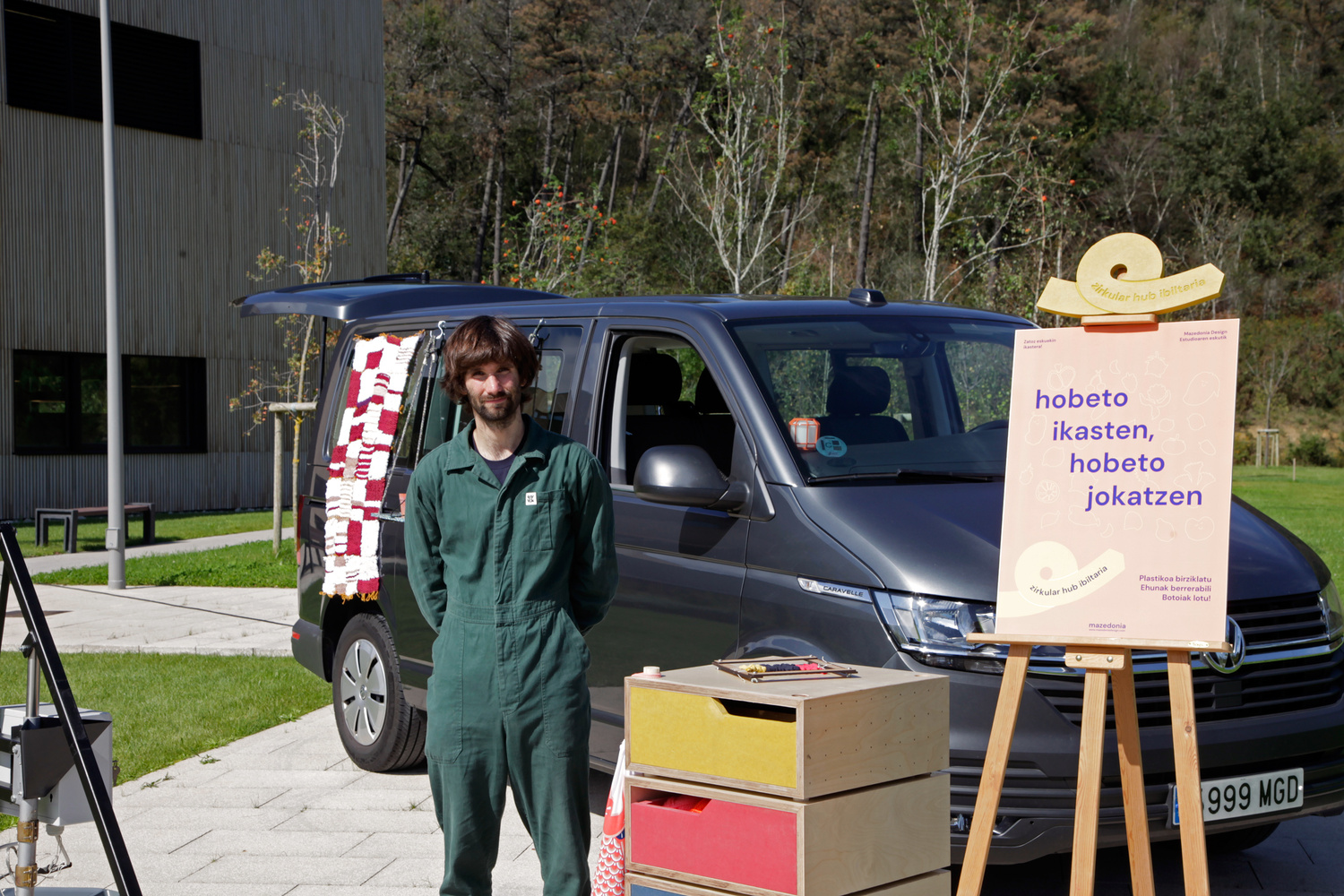 Zirkular Hub Ibiltaria (Escuela de Reciclaje Nómada) es un taller itinerante de creación y diseño circular de la mano de Mazedonia