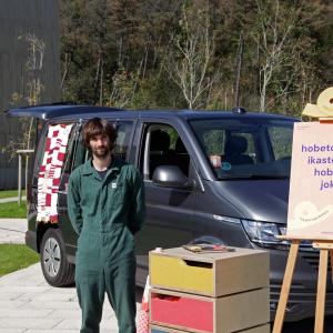 Zirkular Hub Ibiltaria (Escuela de Reciclaje Nómada) es un taller itinerante de creación y diseño circular de la mano de Mazedonia