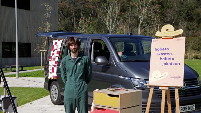 Zirkular Hub Ibiltaria (Escuela de Reciclaje Nómada) es un taller itinerante de creación y diseño circular de la mano de Mazedonia