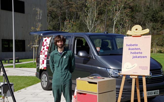 Zirkular Hub Ibiltaria (Escuela de Reciclaje Nómada) es un taller itinerante de creación y diseño circular de la mano de Mazedonia