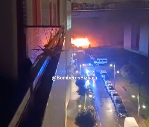 Incendio en una chatarrería de Zorroza. BOMBEROS DE BIZKAIA 