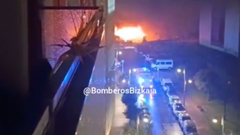 Incendio en una chatarrería de Zorroza. BOMBEROS DE BIZKAIA 
