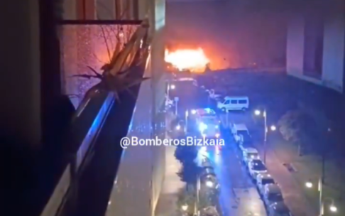 Incendio en una chatarrería de Zorroza. BOMBEROS DE BIZKAIA 