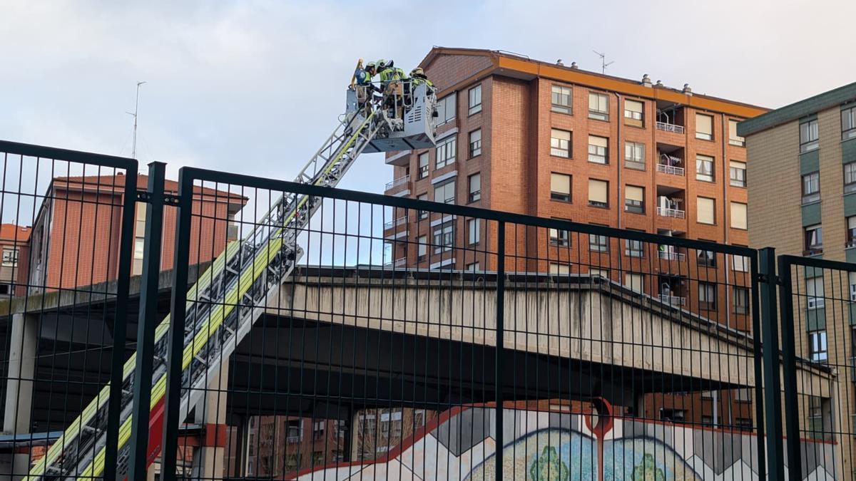Bomberos trabajan en el patio del colegio Zuazo en Barkaldo.