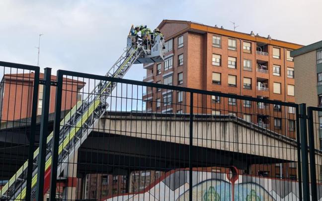 Bomberos trabajan en el patio del colegio Zuazo en Barkaldo.