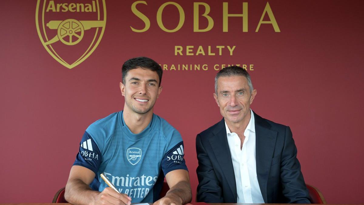 Martin Zubimendi firmando su nuevo contrato junto con Andrea Berta. X ARSENAL