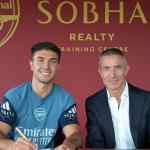 Martin Zubimendi firmando su nuevo contrato junto con Andrea Berta. X ARSENAL