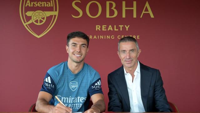Martin Zubimendi firmando su nuevo contrato junto con Andrea Berta. X ARSENAL Martin Zubimendi firmando su nuevo contrato junto con Andrea Berta. X ARSENAL