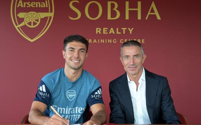 Martin Zubimendi firmando su nuevo contrato junto con Andrea Berta. X ARSENAL